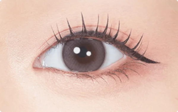 chai darkbrownのレンズを付けた瞳の拡大画像