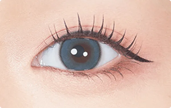 soda blueのレンズを付けた瞳の拡大画像